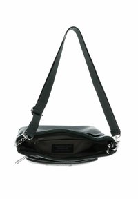 Sac à bandoulière en cuir noir avec une sangle réglable, fermeture éclair partiellement ouverte révélant l'étiquette intérieure "Mandarina Duck, conçu en Italie."