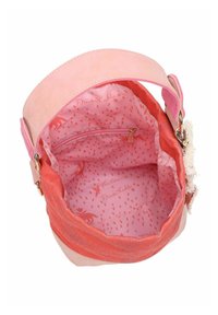 Sac en toile corail et rose avec une large ouverture. L'intérieur doublé comprend une poche zippée et un motif imprimé répété d'éléments ludiques.