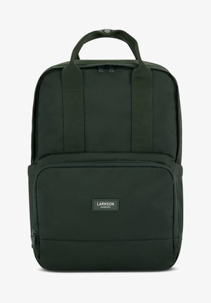 Sac à dos vert foncé en tissu résistant, doté de deux poignées supérieures, de bretelles réglables, d'une poche zippée à l'avant et d'une étiquette de marque.