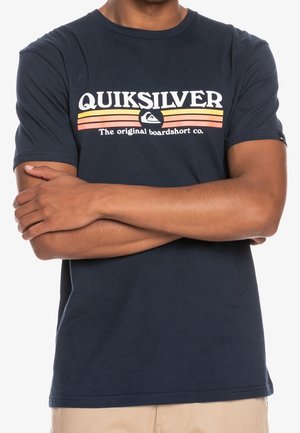 Marineblauw katoenen T-shirt met korte mouwen, voorzien van "Quiksilver" branding in witte en oranje horizontale strepen, ronde halslijn.
