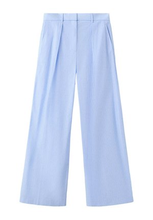 Pantalones anchos de color azul claro con finas rayas verticales blancas, pliegues delanteros, bolsillos laterales y trabillas para cinturón.