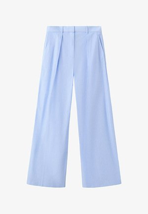 Pantalones anchos de color azul claro con finas rayas verticales blancas, pliegues delanteros, bolsillos laterales y trabillas para cinturón.