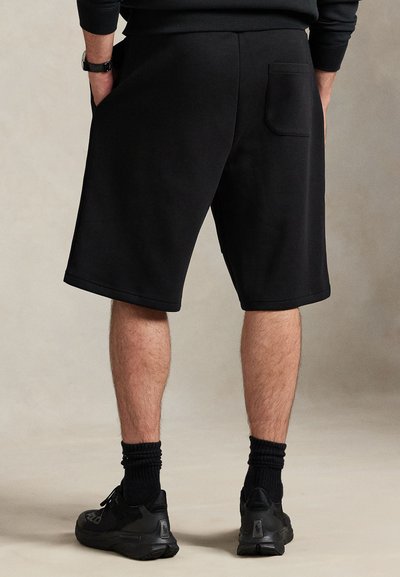 Μαύρα σορτς από φλις με άνετη εφαρμογή, πλαϊνές τσέπες και μια μονή πίσω τσέπη, με λεία υφή και μήκος μέχρι το γόνατο.