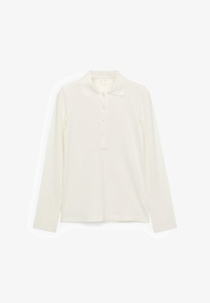 Langärmliges weißes Rippenstrick-Polohemd mit Kragen und fünf vorderen Knöpfen, flach auf einem weißen Hintergrund ausgelegt.