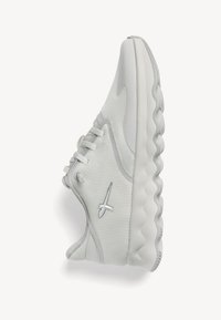 Scarpa atletica leggera e bianca realizzata in mesh e materiali sintetici, con suola arrotondata, design con allacciatura e un sottile dettaglio del logo.