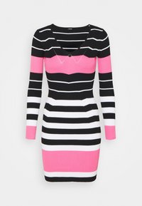 Robe côtelée à rayures noires, blanches et roses, avec des manches longues, un décolleté en V et une silhouette ajustée. Blocs roses notables au niveau de la poitrine et de l'ourlet.