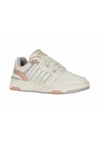 Des chaussures de sport blanches avec des accents roses, une tige en mesh et synthétique, des lacets plats, un col rembourré et une semelle en caoutchouc avec un motif de traction léger.