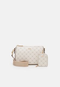 Sac à main beige à motif avec des accessoires en or, bandoulière détachable et petit étui assorti. Fabriqué en matériau synthétique texturé.