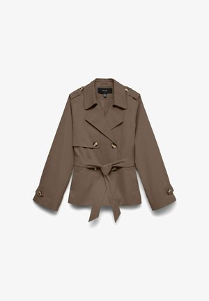 Brązowy płaszcz trencz dwurzędowy z szerokimi klapami, zapiętymi patkami na ramionach, paskiem w talii zawiązanym z przodu oraz zapięciami na guziki przy mankietach.