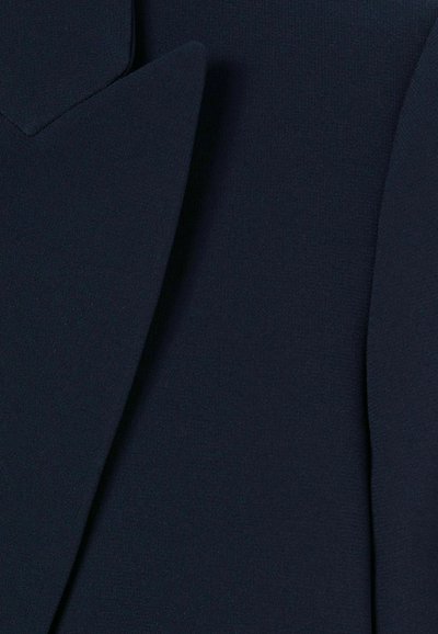 Tissu bleu marine à texture lisse, présentant des angles vifs et un design en couches. La surface est légèrement mate sans motifs.
