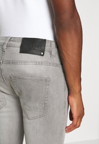 INDICODE JEANS PITTSBURG - Vaqueros slim fit - light grey