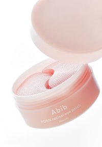 Patch oculaire rétinien PDRN dans un pot translucide rose clair. Contient des patchs en forme de cœur avec une surface texturée pour l'application.