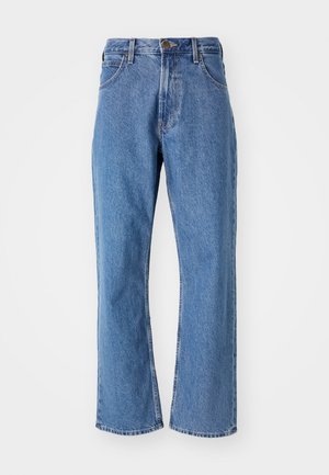 Blå høytlivde rette jeans med frontlommer, beltehanker og knappelukking på hvit bakgrunn.