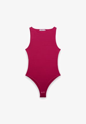 Różowy bezrękawnik typu body, wykonany z gładkiej tkaniny, z wysokim kołnierzem, wycięciem do uda i zatrzaskiem na dole.