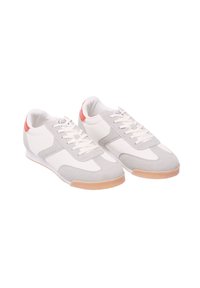 Weiße und graue Sportschuhe aus Wildleder und Mesh-Materialien. Merkmale sind eine Sohle aus Gummi und ein kontrastierender orangefarbener Akzent an der Ferse.