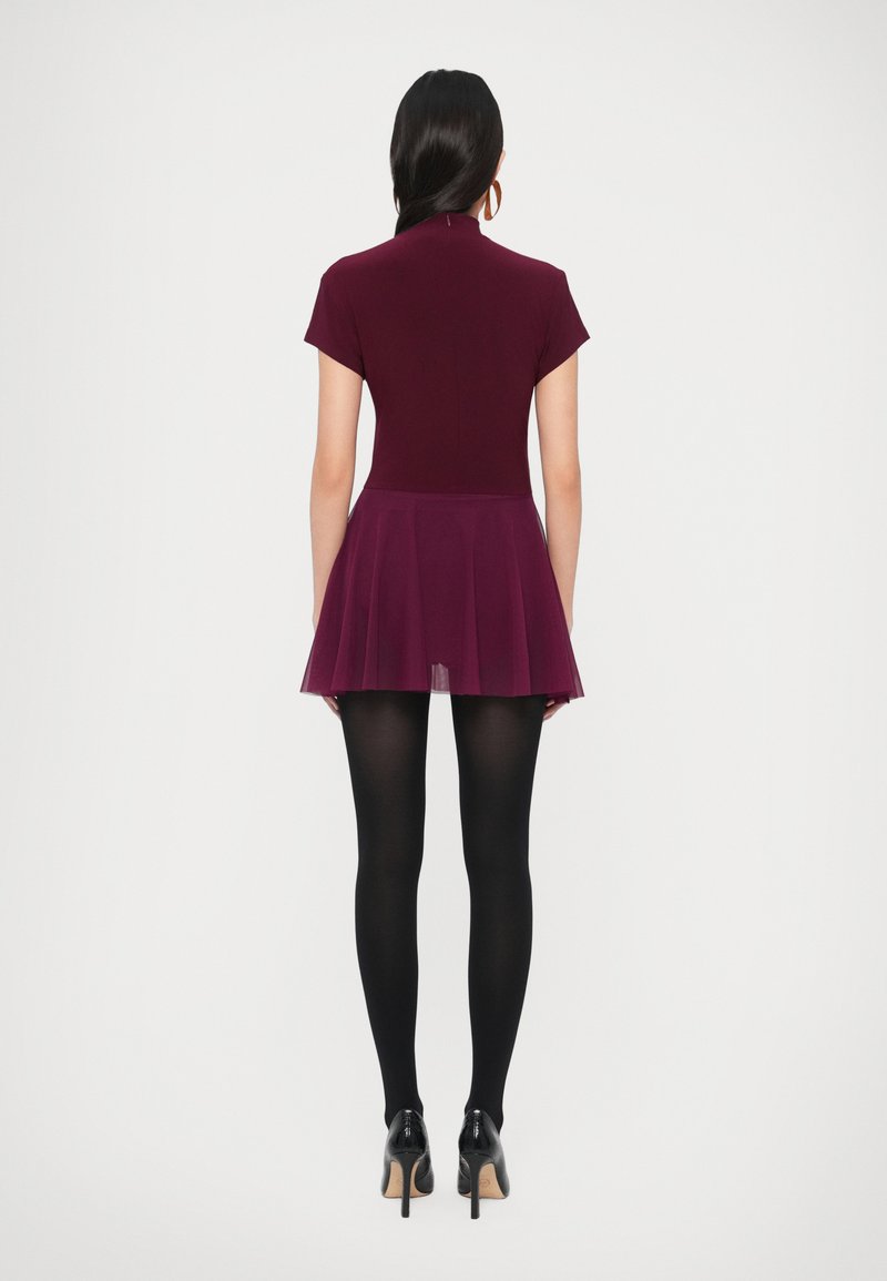 Norma Kamali MOCK NECK CAP SLEEVE PICKLEBALL DRESS - Jersey dress - plum/bordeaux - Zalando.co.uk Norma Kamali MOCK NECK CAP SLEEVE PICKLEBALL DRESS - Jersey dress - plum/bordeaux - Zalando.co.uk