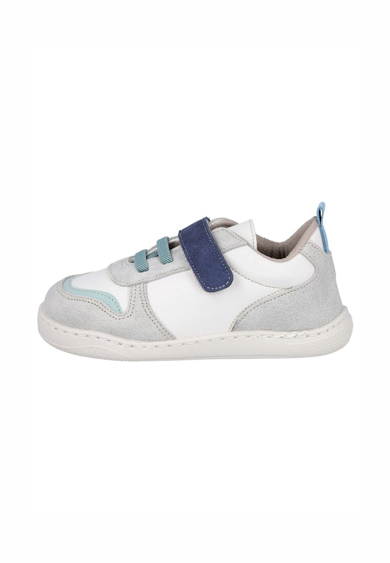 Zapatillas infantiles en blanco y gris con cordones en teal, una correa de Velcro azul marino y una pestaña de tirón azul claro en el talón.