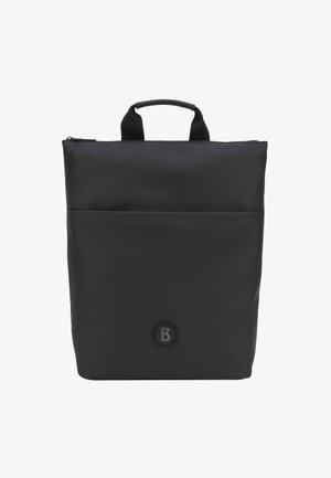 Sort rygsæk lavet af glat syntetisk materiale, med et håndtag på toppen, en frontlomme og et cirkulært logo på den nederste front.