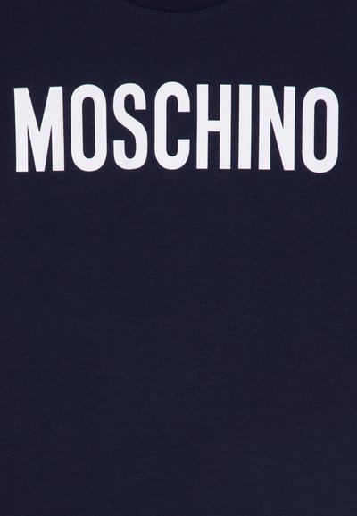 Camiseta de algodón azul marino con el texto en blanco "MOSCHINO" centrado en el pecho. Textura suave; cuello redondo.