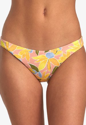 Parte de abajo de bikini floral con un fondo durazno, decorada con flores amarillas y azules. Fabricada en un tejido suave y elástico con cobertura moderada.