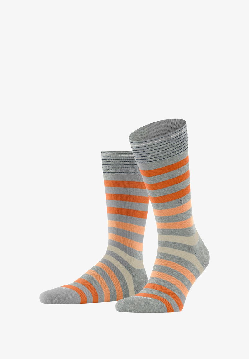 Chaussettes rayées en gris, orange et crème. Dotées d'un revers côtelé et d'un mélange de rayures fines et épaisses. Texture douce, ajustement confortable.