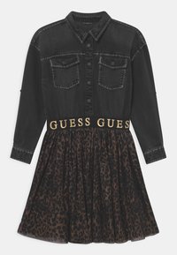 Czarna koszulowa sukienka z denimu ma kołnierzyk, zapięcie na guziki z przodu oraz spódnicę w panterkę z beżowym paskiem z logo.