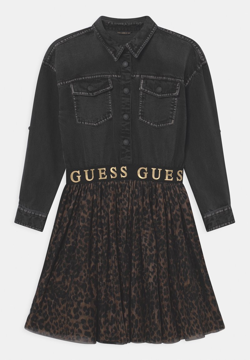 Czarna koszulowa sukienka z denimu ma kołnierzyk, zapięcie na guziki z przodu oraz spódnicę w panterkę z beżowym paskiem z logo.