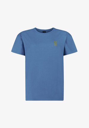 Blauw T-shirt met korte mouwen en ronde hals, met een klein geel "PROTEST" logo op de linkerborst.