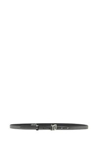 Czarny skórzany pasek z metalową klamrą w srebrnym odcieniu, o prostym wzorze, z kilkoma dziurkami i wytłoczonym logo w pobliżu klamry.