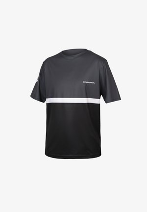 Sort T-shirt med kort ærme, der har en grå overdel og en hvid vandret stribe. Fremstillet af åndbart stof og har en rund halsudskæring.