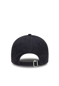 Sort bomuldsbaseballcap med en buet skygge, justerbar stofrem bagpå og en metalspænde detalje. Teksturopperflade.