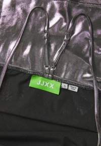 Tessuto metallico lucido con un rivestimento nero testurizzato, dotato di etichetta verde del marchio JJXX, taglia S, con spalline regolabili e cuciture rinforzate.