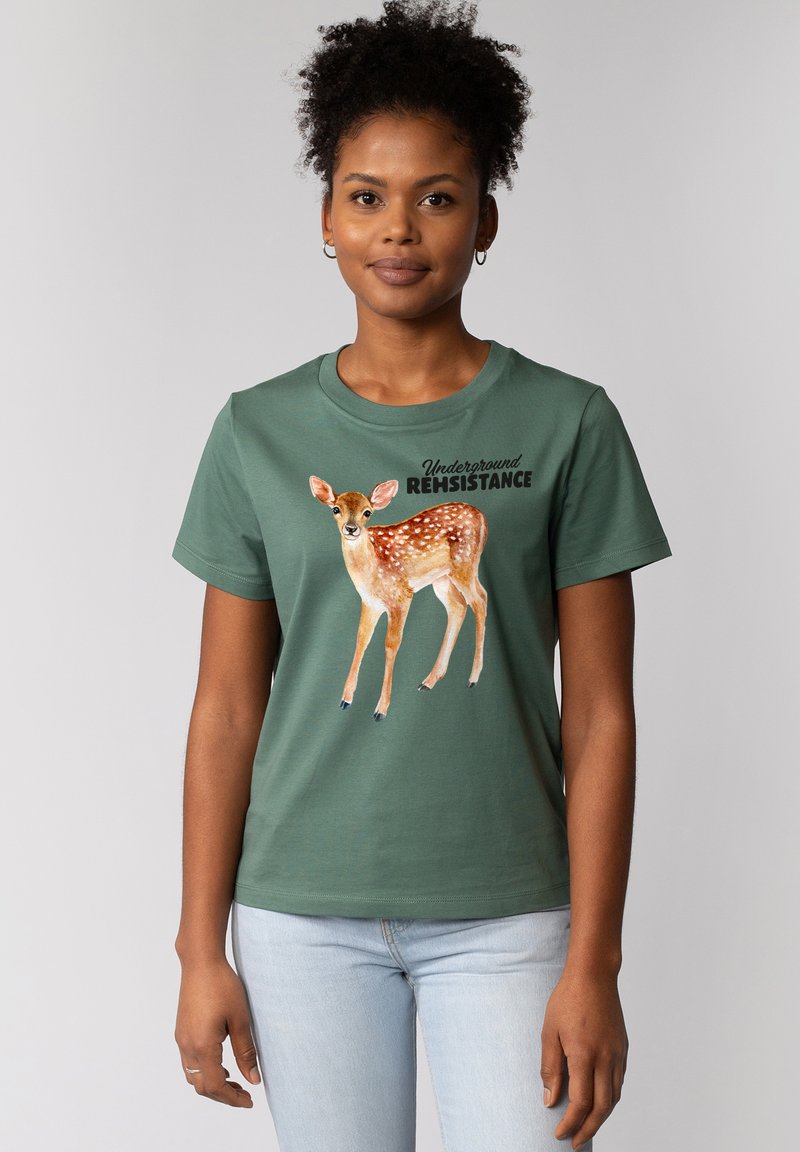 Groene katoenen t-shirt met een gedrukt afbeelding van een hert met witte vlekken, naast de tekst "Underground RESISTANCE" in het zwart.