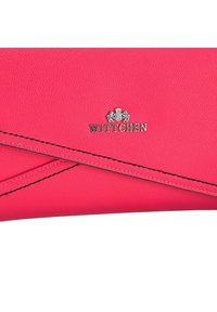 Klart rosa läderplånbok med svart sömnad och silverfärgad "WITTCHEN"-logotyp med ett vapenskölds emblem på framsidan.