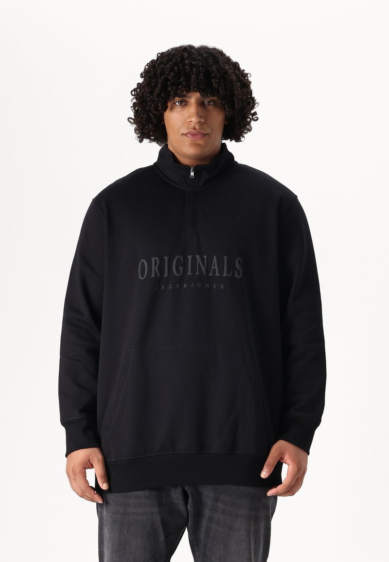 Crna dukserica na zip, s visokim ovratnikom, koja ima prednji kenguru džep i "ORIGINALS JACK & JONES" logo u mat završnici.