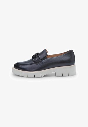 Juodos odinės loafers bateliai su apvaliu pirštu, turintys dekoratyvinę grandinėlę. Storas baltas gumos padas su grioveliais geresniam sukibimui.