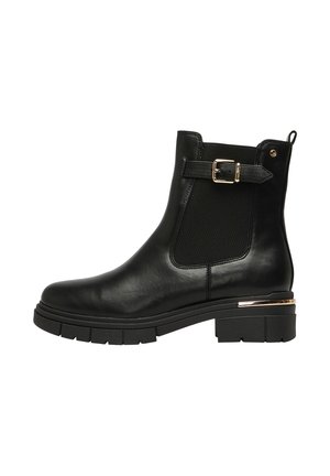 Schwarzer Leder-Knöchelstiefel mit klobiger Sohle, elastischem Seitenpaneel, goldener Schnallriemen und metallischem Akzent an der Ferse.