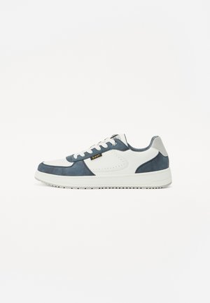 Sneakers with a mix of navy suede and white leather. Features a white sole, perforated detailing, and a black label on the side.