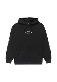 Zwarte hoodie van stof, voorzien van een voorzak, trekkoorden en witte logo-tekst op de borst, met gemusterde accenten op de mouwen.