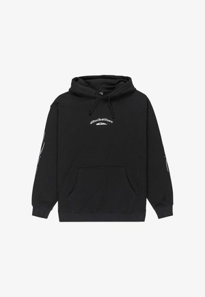 Schwarzer Hoodie aus Stoff, mit einer Fronttasche, Kordeln und weißem Logo-Text auf der Brust sowie gemusterten Akzenten an den Ärmeln.