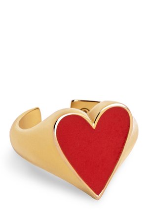 Bague ajustable en or avec un grand dessus en forme de cœur rouge, lisse et poli avec un design audacieux et moderne.