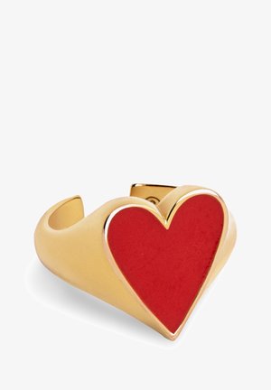 Bague ajustable en or avec un grand dessus en forme de cœur rouge, lisse et poli avec un design audacieux et moderne.