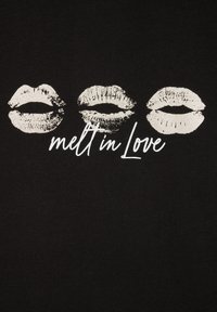 Czarny materiał z trzema stylami odcisków ust w białym kolorze oraz napisem "stopnieć w miłości" w ręcznie pisanym kroju poniżej ust.