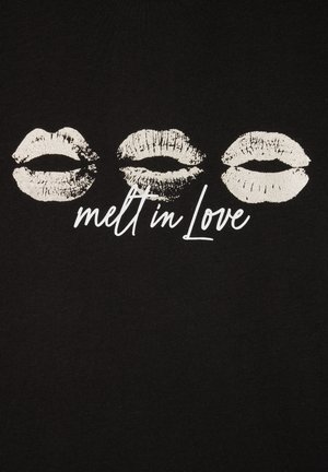 Czarny materiał z trzema stylami odcisków ust w białym kolorze oraz napisem "stopnieć w miłości" w ręcznie pisanym kroju poniżej ust.