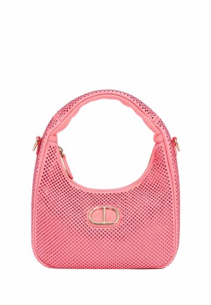 Piccola borsa a tracolla rosa con motivo testurizzato, manico curvo imbottito e chiusura a goccia dorata al centro anteriore.