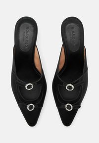Czarne satynowe mule z ostrymi noskami. Posiadają dwa okrągłe akcenty z kryształków i gładkie wnętrze. Minimalistyczny design i otwarte z tyłu.