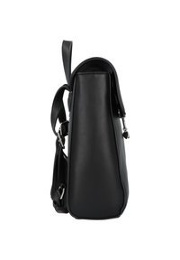 Černá kožená kabelka se strukturovaným tvarem, hladkým povrchem, nastavitelného ramenního popruhu a stříbrnými akcenty. Zobrazeno bočním pohledem.