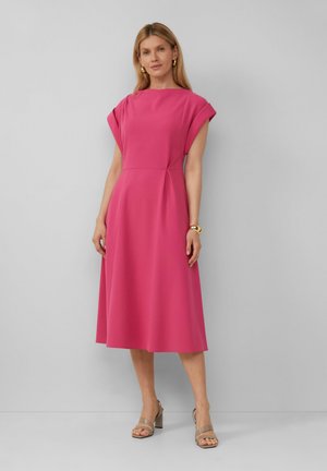Fuchsia Kleid mit einem Bootsausschnitt, kurzen Puffärmeln und einem taillierten Oberteil, das in einen Midilängenrock übergeht. Glattes, dehnbares Material.