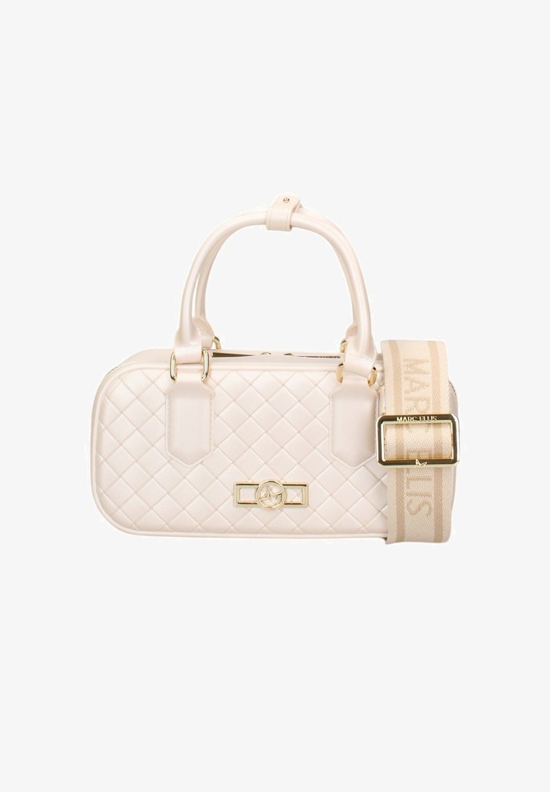 Sac à main matelassé couleur crème avec deux poignées, ferrures dorées et une large bandoulière en tissu beige avec l’inscription « Marc Ellis ».