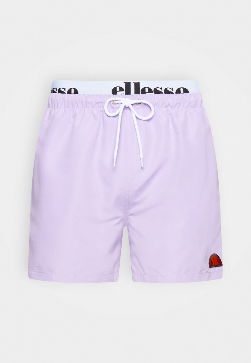 Lila plaukimo šortai su elastinga juostele, balta raišteliu ir juodu logotipu, turintys raudoną akcentą apatiniame kairiajame kampe.